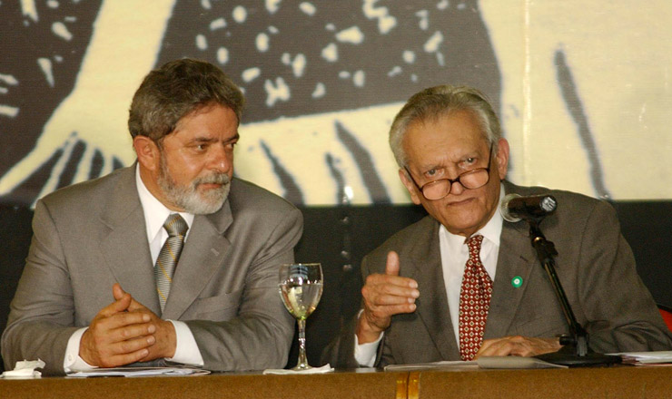 [Autor desconhecido, julho 2003. Presidente Lula e Celso Furtado durante a solenidade de recriação da Sudene, em Fortaleza].