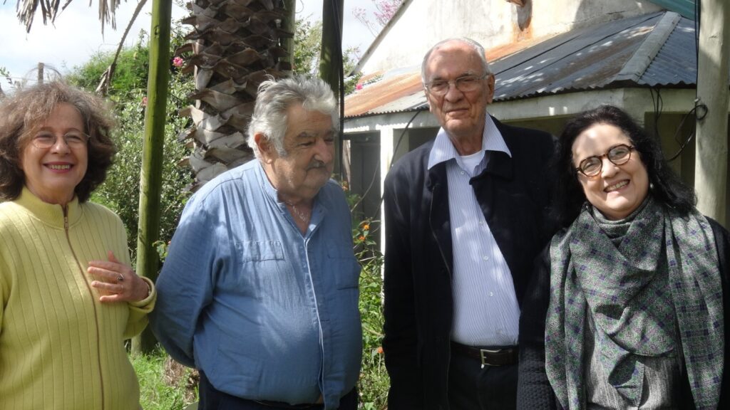 Montevidéu, 2017 – Encontro na chácara de Pepe Mujica. Da esquerda para a direita: a economista Carmem Feijó, o ex-presidente do Uruguai Pepe Mujica, o ex-senador brasileiro Saturnino Braga e a jornalista Rosa Freire d’Aguiar.